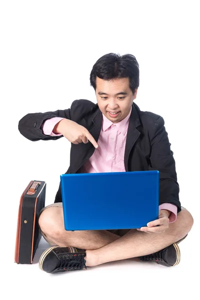 Asiatiska affärsman med laptop, isolerad på vit bakgrund — Stockfoto