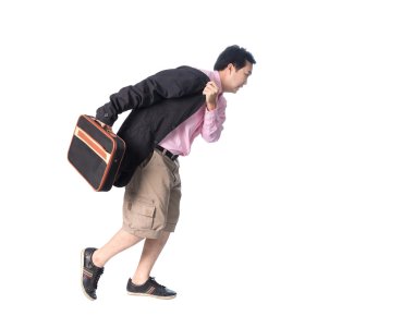 Elinde bir çanta ile çalışan, üzerinde izole Asya iş adamı 