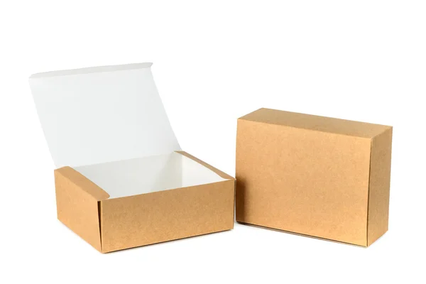 Boîte en carton ouverte et fermée ou boîte en papier brun isolée wi — Photo