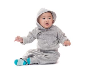 Beyaz backgro izole bir kukuleta ile gri ceketli Asya bebek