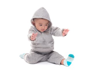 Beyaz backgro izole bir kukuleta ile gri ceketli Asya bebek