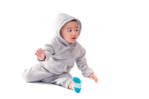 Bambino asiatico in giacca grigia con cappuccio, isolato su sfondo bianco — Foto Stock