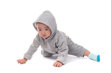 Beyaz backgro izole bir kukuleta ile gri ceketli Asya bebek