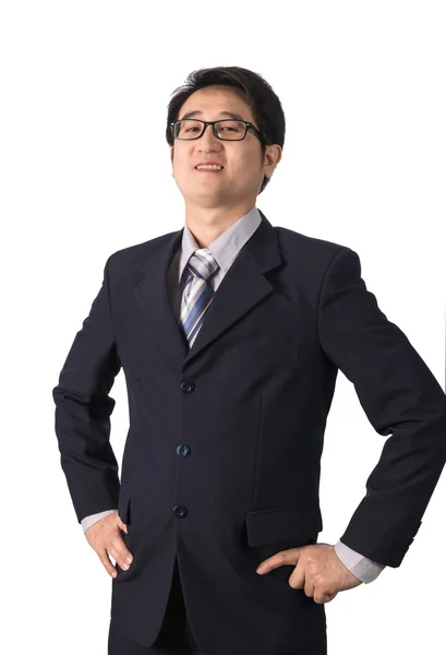 Счастливый и улыбчивый азиатский бизнесмен в костюме — стоковое фото