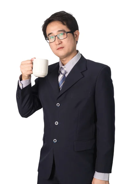 Задумчивый азиатский бизнесмен держит чашку кофе и смотрит — стоковое фото