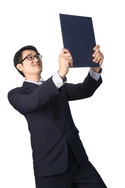 Asiatiska affärsman läsa viktig information i filen mappen, — Stockfoto