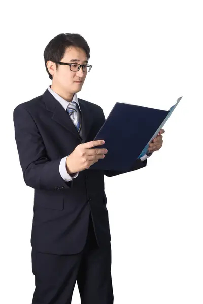 Asiatiska affärsman läsa viktig information i filen mappen, — Stockfoto