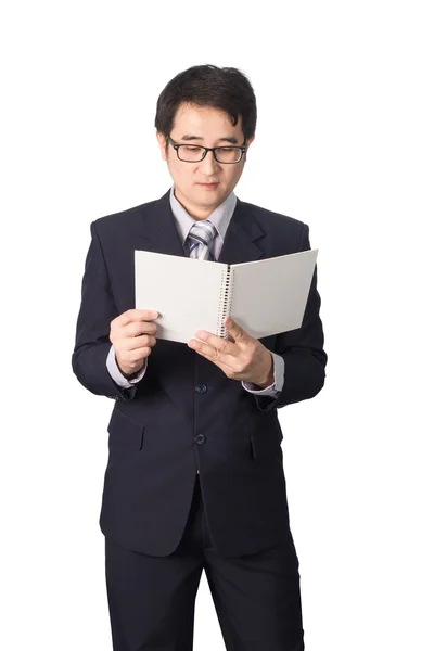 Азиатский бизнесмен читает блокнот или дневник для проверки, изолята — стоковое фото