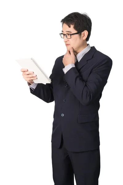 Asiatique homme d'affaires lecture carnet ou journal pour vérifier, isolat — Photo