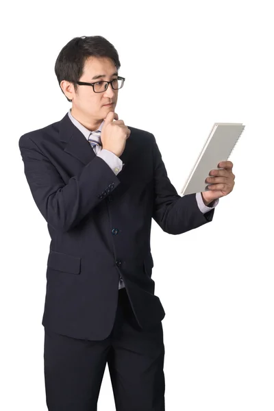 Asiático hombre de negocios leyendo cuaderno o diario para comprobar, isolat — Foto de Stock