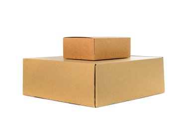 İki büyük ve küçük karton kutu veya kahverengi kağıt kutusu isolat kapalı