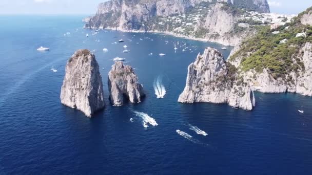 Вид Воздушного Беспилотника Лодки Пересекающие Морские Стопки Острове Капри Италия — стоковое видео