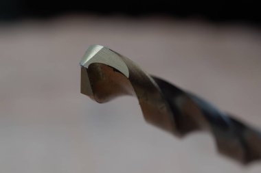 Beyaz arka planda metal bir matkap.