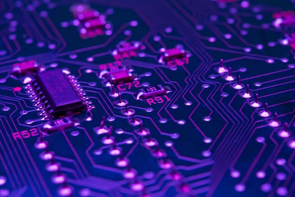 Elektronik devre kartı bileşenleri çip rezistörleri neon ışıkla aydınlatıldı