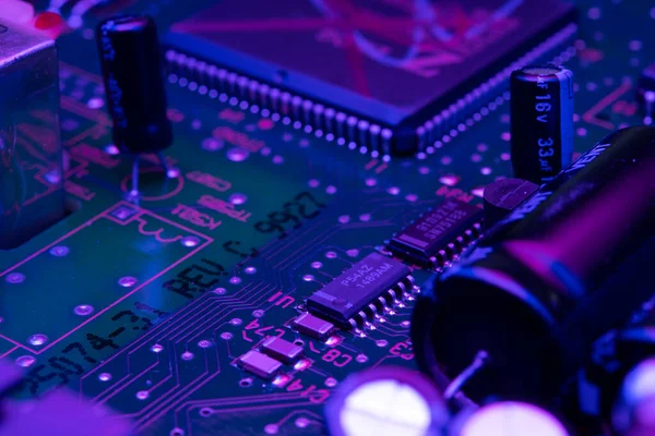 Elektronik devre kartı bileşenleri çip rezistörleri neon ışıkla aydınlatıldı