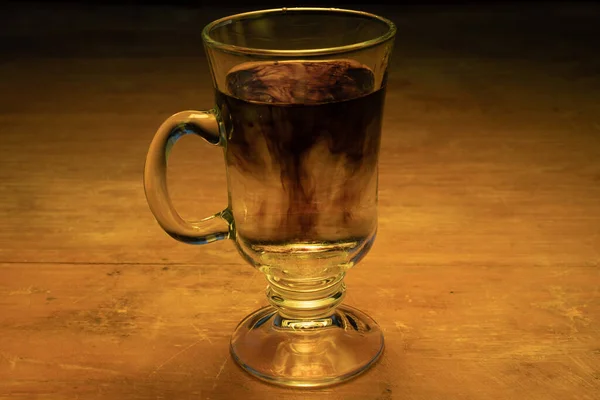 Copa Vidrio Capuchino Con Tinta Agua Luces Amarillas Una Mesa —  Fotos de Stock