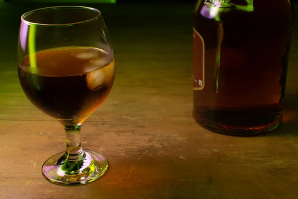 Gros Plan Bouteille Whisky Verre Servi Avec Glace Sur Une — Photo