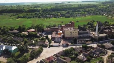 Alkol fabrikasının hava manzarası, etanol endüstrisi, etanol üretim fabrikasının üzerinde uçan bir dronun havadan görüntüsü.