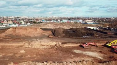 Kazıcıların hava görüntüsü bir inşaat sahasında çalışıyor, kazıcının hava görüntüsü çalışıyor.