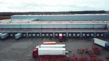 Posta dağıtım terminalinin hava görüntüsü, posta servisinin hava görüntüsü, Endüstriyel Deponun Kamyonu, Dağıtım deposu yükleme için bekleyen kamyonlar. 