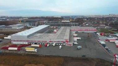 Posta dağıtım terminalinin hava görüntüsü, posta servisinin hava görüntüsü, Endüstriyel Deponun Kamyonu, Dağıtım deposu yükleme için bekleyen kamyonlar. 