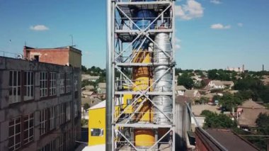 alkol fabrikasındaki fabrika borularının hava manzarası alkol fabrikasının havadan görünüşü, etanol endüstrisi, etanol fabrikasının üzerinde uçan insansız hava aracı görüntüsü.