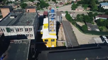 alkol fabrikasındaki fabrika borularının hava manzarası alkol fabrikasının havadan görünüşü, etanol endüstrisi, etanol fabrikasının üzerinde uçan insansız hava aracı görüntüsü.