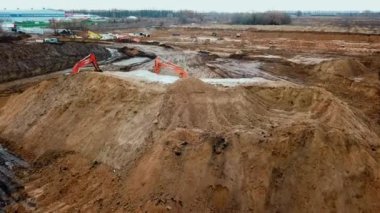 Kazıcıların hava görüntüsü bir inşaat sahasında çalışıyor, kazıcının hava görüntüsü çalışıyor., 