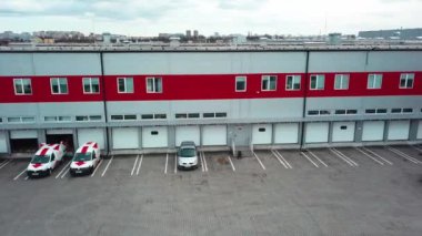 Posta dağıtım terminalinin hava görüntüsü, posta servisinin kargo terminalinin hava görüntüsü, Endüstriyel Deponun Kamyonu, Dağıtım deposu loadi 'yi bekleyen kamyonlar.