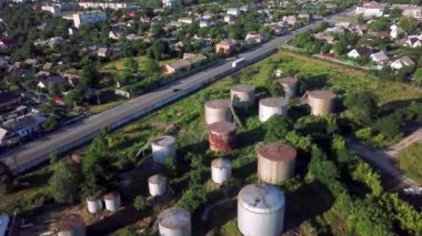Petrol depolama tanklarının hava görüntüsü, petrol depolama tanklarının havadan görüntüsü, etanol üretim tesisinin üzerinde uçan insansız hava aracı.
