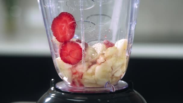 Früchte Mixer Nahaufnahme Früchte Mixer Zeitlupe Zeitlupe Gemischter Frucht Smoothie — Stockvideo