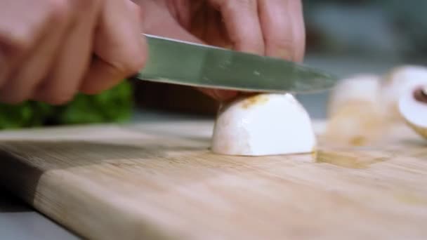 厨师把香菇切慢动作 把香菇切成片 用刀在木板上把香菇切成片 — 图库视频影像