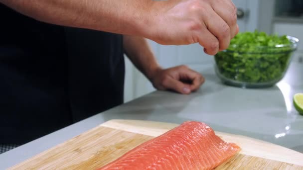 Chef Sal Salmão Câmera Lenta Sal Salmão — Vídeo de Stock