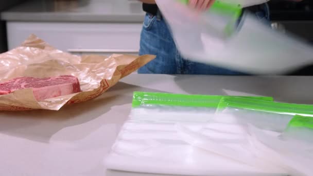 Fille Emballant Viande Viande Dans Emballage Sous Vide Viande Aspirante — Video