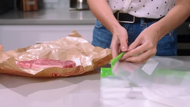 Húst Csomagoló Lány Vákuumcsomagolású Hús Porszívózó Hús Frissen Fűszerezett Marhahús — Stock videók