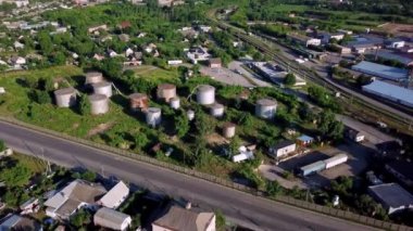 Petrol depolama tanklarının hava görüntüsü, petrol depolama tanklarının havadan görüntüsü, etanol üretim tesisinin üzerinde uçan insansız hava aracı.