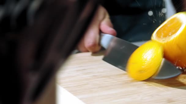 Koch Schneidet Die Orangenfrucht Zeitlupe Chef Schneidet Die Orange Schneidet — Stockvideo