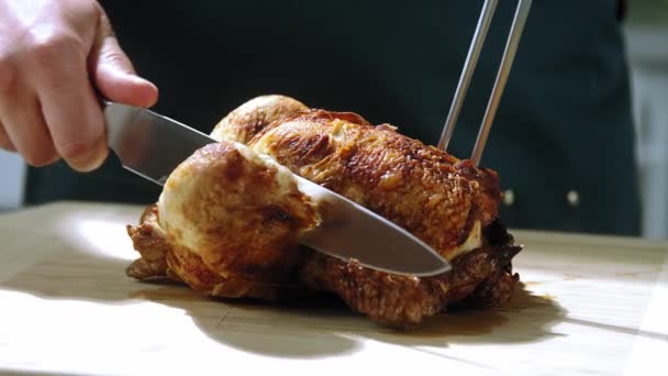 厨师切烤鸡肉 切碎特写 切碎烤鸡肉慢动作 切碎烤鸡肉 — 图库视频影像