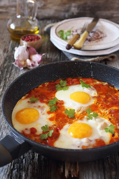 Shakshouka: gebakken eieren met tomaten en paprika — Stockfoto