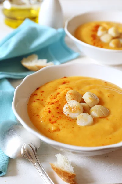 ホタテと野菜のクリーム スープ — ストック写真