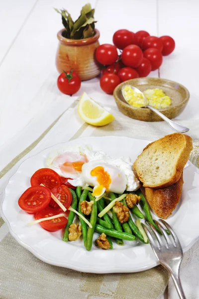 Ontbijt met groenten en gepocheerde eieren — Stockfoto