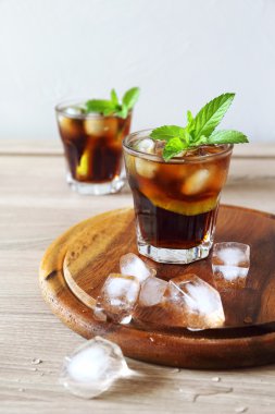 kokteyl cola ve limon dilimleri ile
