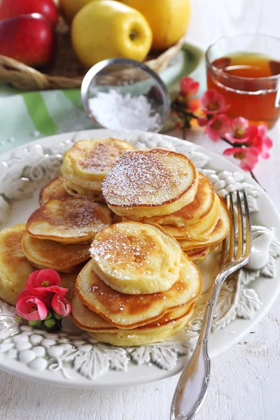 Frühlingssüßes Frühstück: Apfelflauschige Krapfen — Stockfoto