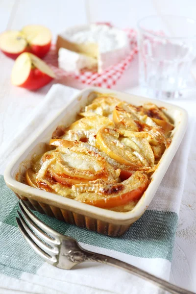 Gratin di patate, mele e formaggio Camembert — Foto Stock