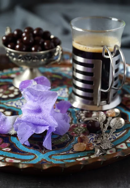Кружка кофе, шоколадные капли и цветок радужки — стоковое фото