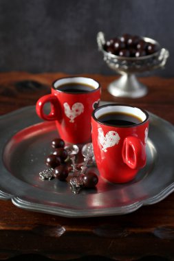 İki bardak kahve ve çikolata damla