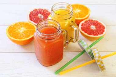 Greyfurt ve portakal suyu ve meyve