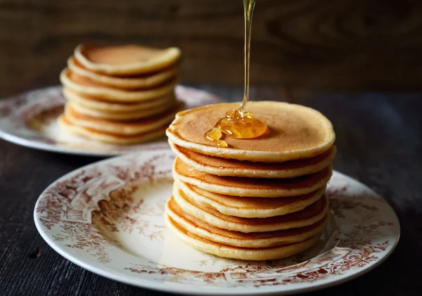 Pfannkuchen mit Honig — Stockfoto