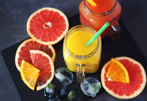 Greyfurt ve portakal suyu ve meyve