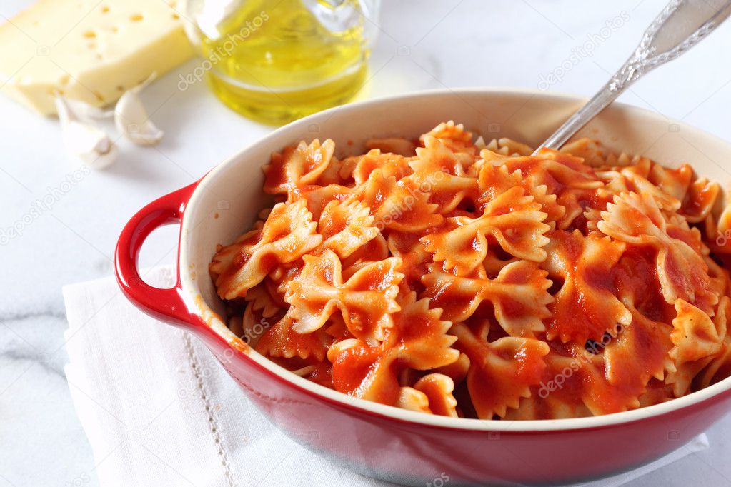 Farfalle Nudeln Mit Tomatensauce Stockfotografie Lizenzfreie Fotos | My ...